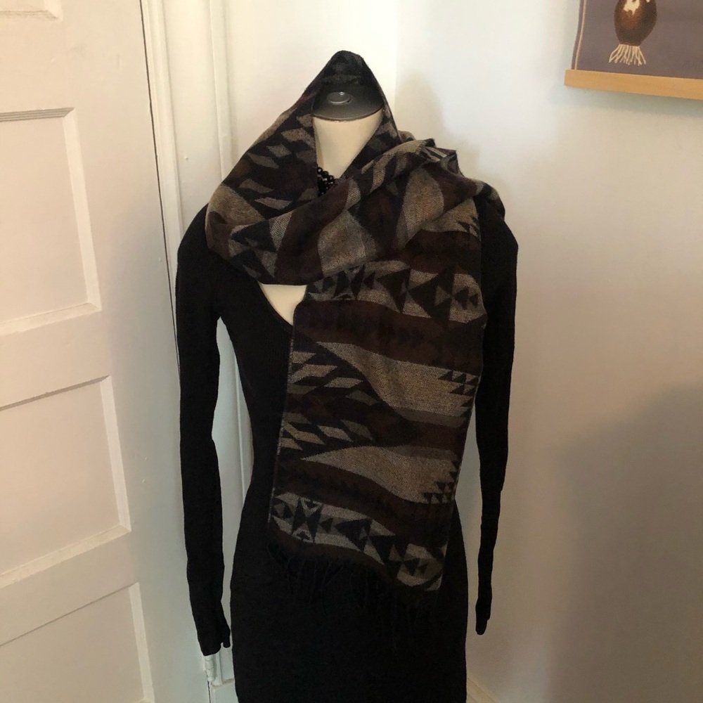 Cute geometric scarf! Perfect for fall